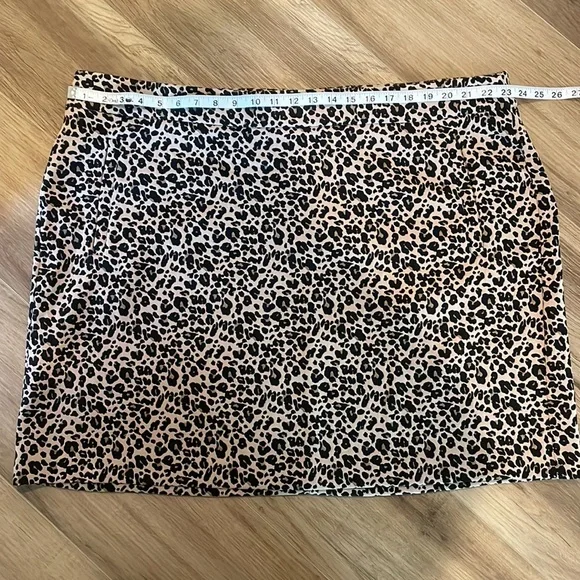 LOFT PLUS Leopard Print Jacquard Skirt with Flat Front Pockets - Picture 11 of 13